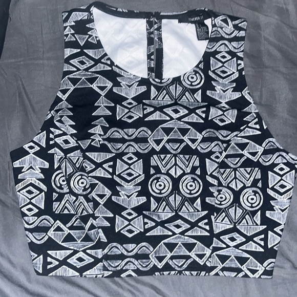 Forever 21 Tops - Forever 21 White & Black Patterned Crop Top - Size Small